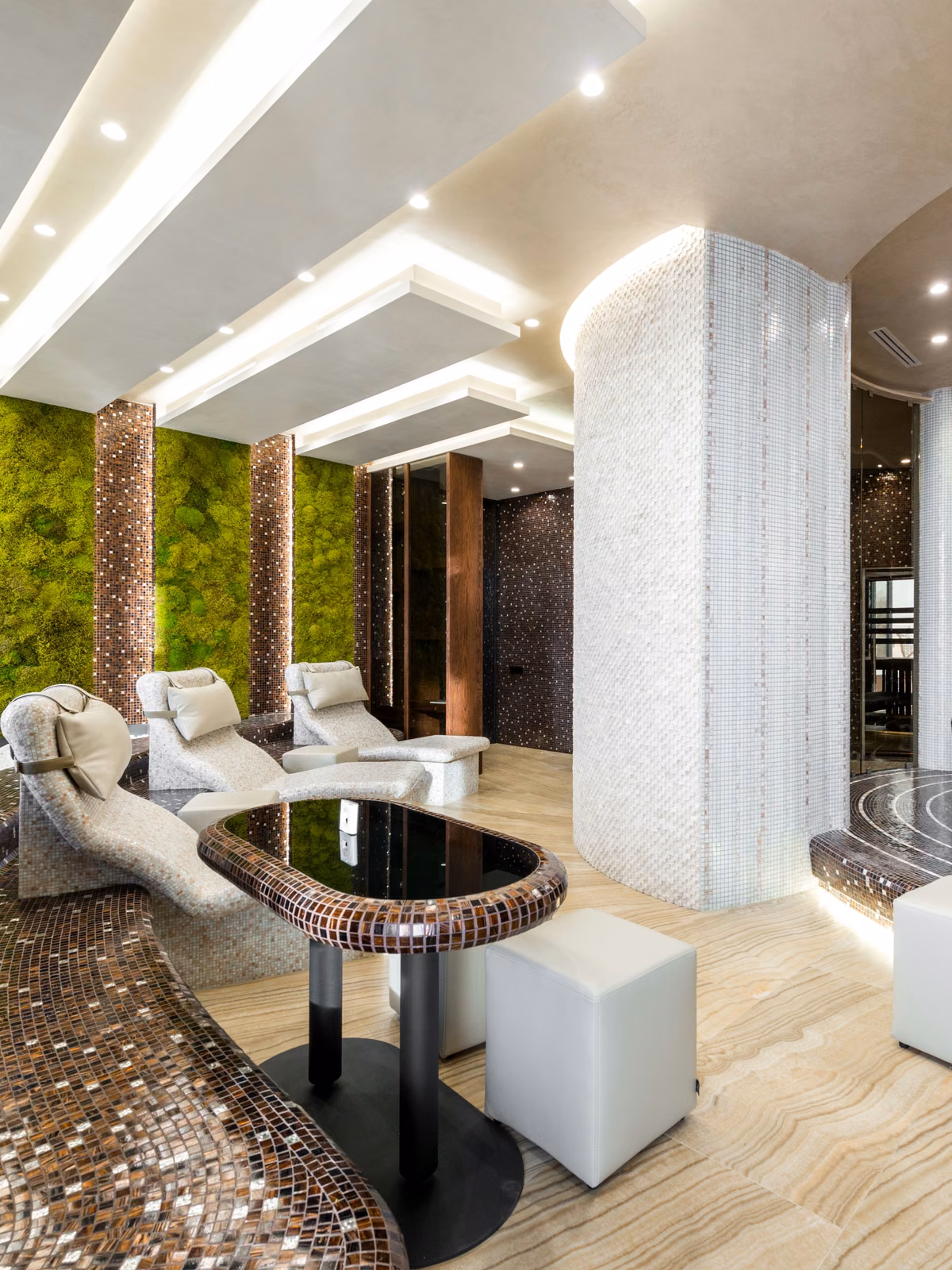 Licensed stock: empty wellness lounge with loungers — illustrative health-club atmosphere, not a named club.